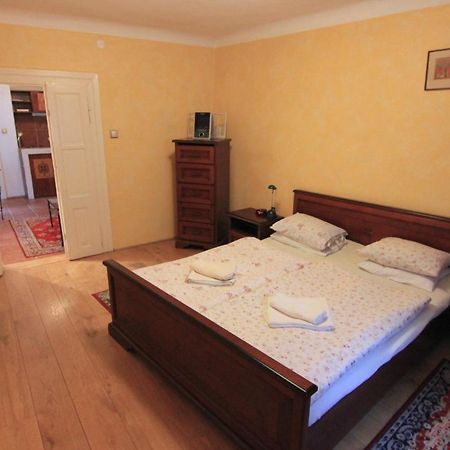Cool 1 Bedroom Prokopska Apartment In Mala Strana プラハ エクステリア 写真