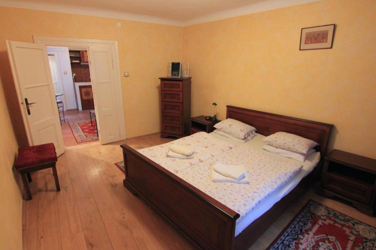 Cool 1 Bedroom Prokopska Apartment In Mala Strana プラハ エクステリア 写真