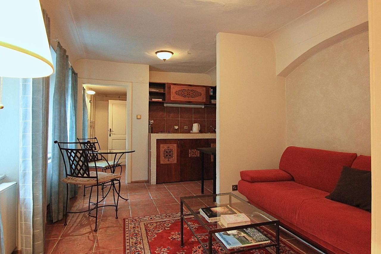 Cool 1 Bedroom Prokopska Apartment In Mala Strana プラハ エクステリア 写真