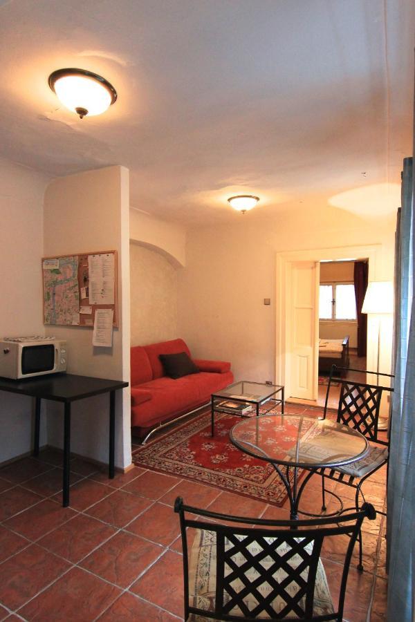 Cool 1 Bedroom Prokopska Apartment In Mala Strana プラハ エクステリア 写真